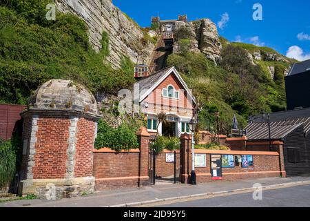 La West Hill Cliff Railway, o West Hill Lift, è una funicolare situata nella città balneare inglese di Hastings, East Sussex, Inghilterra, Regno Unito Foto Stock