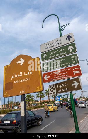 Cartello di direzione Bab Debagh e indicazioni stradali con destinazioni a Marrakech e Marocco Foto Stock