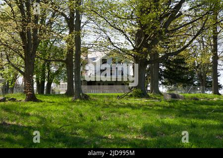 KEWADIN, MICHIGAN, STATI UNITI - 16 MAGGIO 2018: Proprietà abbandonata di un campo estivo al lago Maplehurst nel Michigan settentrionale Foto Stock