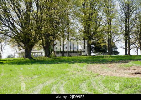 KEWADIN, MICHIGAN, STATI UNITI - 16 MAGGIO 2018: Proprietà abbandonata di un campo estivo al lago Maplehurst nel Michigan settentrionale Foto Stock