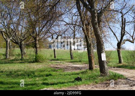 KEWADIN, MICHIGAN, STATI UNITI - 16 MAGGIO 2018: Proprietà abbandonata di un campo estivo al lago Maplehurst nel Michigan settentrionale Foto Stock