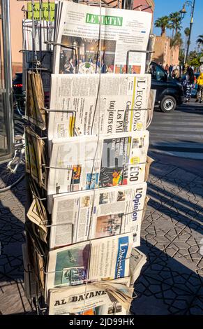 Chiosco di giornali di stampa marocchini con giornali francesi. Marrakech, Marocco Foto Stock