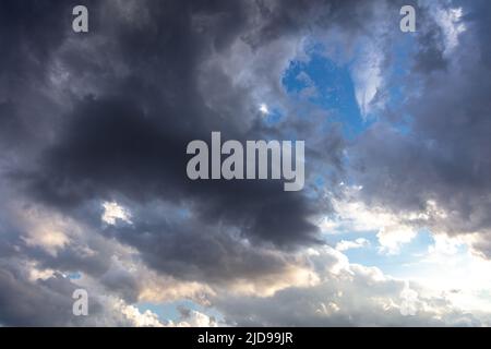 Cumulus nuvolosità colore grigio bianco e tonalità arancio. Alba nuvola colorata su sfondo cielo blu. Tramonto colore chiaro il cielo nuvoloso. Crepuscolo, alba Foto Stock