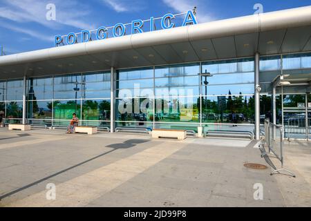 Podgorica, Montenegro - 3 giugno 2022: Podgorica Airport building. L'aeroporto di Podgorica è il punto di ingresso principale per coloro che volano nel Montenegro Foto Stock