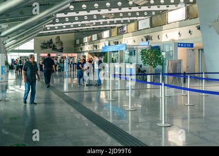 Podgorica, Montenegro - 3 giugno 2022: Sala d'attesa dell'Aeroporto Internazionale di Podgorica in Montenegro Foto Stock