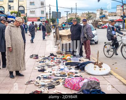 Caotico mercato delle pulci sul terreno in Hay Hassani - un distretto, arrondissement e sobborgo di Casablanca sud-occidentale, Marocco Foto Stock