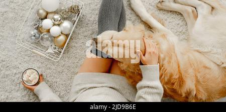 Ragazza con cacao e cane Golden Retriever Foto Stock