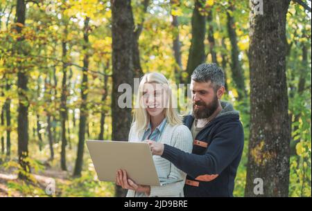 Felice coppia d'affari sulla passeggiata autunnale. Outdoor autumn ritratto modelli splendidi con luce diurna soleggiata. Business all'aperto nel parco autunnale. Foto Stock