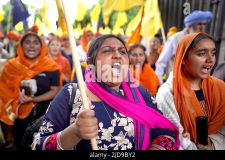 I membri della comunità Sikh da tutto il Regno Unito si diranno a Trafalgar Square a Londra, per un raduno che segnerà il 38th° anniversario del massacro di Amritsar del 1984. Data foto: Domenica 19 giugno 2022. Foto Stock