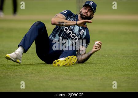 2022-06-19 14:31:49 AMSTELVEEN - Reece Topley d'Inghilterra in azione contro i Paesi Bassi. La squadra olandese di cricket gioca la sua seconda partita contro l'Inghilterra nella ICC Cricket World Cup Super League nell'Amsterdamse Bos, sul sito VRA. Il torneo offre una panoramica della Coppa del mondo, che si svolgerà in India nel 2023. ANP LEVIGATRICE KONING paesi bassi fuori - belgio fuori Foto Stock