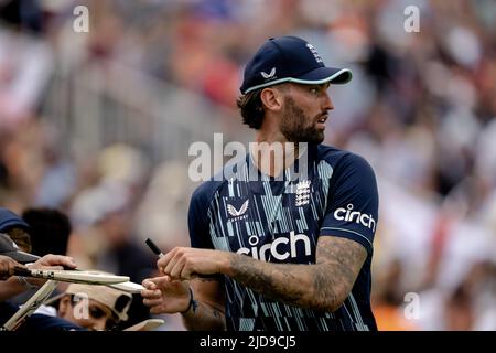 2022-06-19 15:50:38 AMSTELVEEN - Reece Topley d'Inghilterra firma autografi durante la partita. La squadra olandese di cricket gioca la sua seconda partita contro l'Inghilterra nella ICC Cricket World Cup Super League nell'Amsterdamse Bos, sul sito VRA. Il torneo offre una panoramica della Coppa del mondo, che si svolgerà in India nel 2023. ANP LEVIGATRICE KONING paesi bassi fuori - belgio fuori Foto Stock