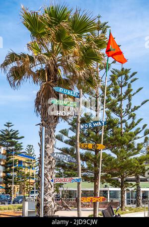 Segnali di direzione non ufficiali fatti a mano che indicano la direzione verso le principali città europee dal porto di Essaouira, Marocco Foto Stock