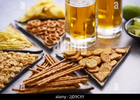 Deliziosi spuntini alla birra sul tavolo Foto Stock