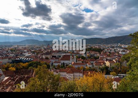 Vista panoramica aerea della città vecchia di Graz si prestano sulla riva occidentale del fiume Mur con il museo d'arte moderna Kunsthaus e la chiesa Mariahilfkirche da Schlossberg Foto Stock