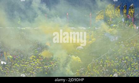 Hohenstein Ernsthal, Germania. 19th giugno 2022. Motorsport/moto, Gran Premio di Germania, MotoGP, al Sachsenring. I fan seguono la gara dalle file della tribuna fumé. Credit: Hendrik Schmidt/dpa/Alamy Live News Foto Stock