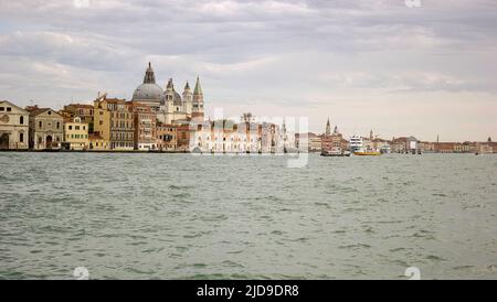 Venezia, Italia: Panorama grandangolare di una vista della città che mostra pochi edifici famosi come la Basilica di san Giorgio maggiore e la chiesa del doge da Behin Foto Stock