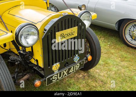'Bessie' una delle auto originali di Doctor Who negli anni '70. Auto classiche su Lytham Green 2022. Foto Stock