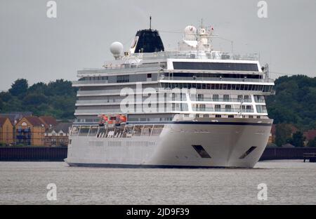 19/06/2022 Gravesend UK la crociera sul Tamigi prosegue nel fine settimana con la vela Viking Venere da Greenwich. La nave da crociera del 228m era Foto Stock