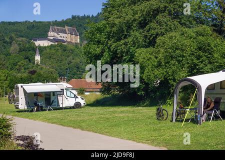 Mobilhomes sul campeggio sotto il castello di Vianden, cantone di Vianden, Granducato di Lussemburgo, Europa Foto Stock