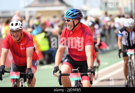 EDITORIALE USO SOLO i ciclisti attraversano la linea di arrivo come prendono parte alla British Heart Foundation's London to Brighton Bike Ride 2022. Data foto: Domenica 19 giugno 2022. Foto Stock