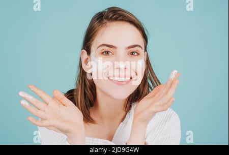 Donna bellezza viso, ritratto di bella modello femminile. Bellezza ragazza applicare crema facciale lifting crema nutriente giorno su pelle idratata morbida idratata idratata Foto Stock