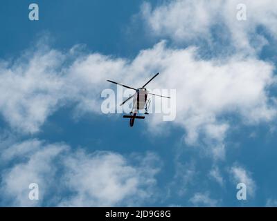 Elicottero ambulanza di emergenza in Germania con le lettere Notarzt all'esterno. Vista ad angolo basso quando si guarda in alto nel cielo. Ci sono nuvole luminose Foto Stock