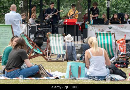 Regent's Park, Londra, Regno Unito. 19th giugno 2022. La folla si goda la National Youth Jazz Orchestra (NYJO) che circonda il Bandstand a Regent's Park, nel centro di Londra, il 19 giugno 2022. Il Festival prosegue la domenica e le festività fino al 2022 settembre. Credit: Rob Taggart/Alamy Live News Foto Stock