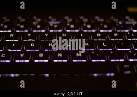 Tastiera del computer nera retroilluminata al buio Foto Stock