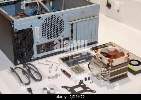 molte parti del computer si trovano su un tavolo pronto per essere assemblato Foto Stock