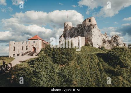 Rovine del castello medievale a Rabsztyn. Cracovia - Czestochowa Upland, Polonia. Foto Stock