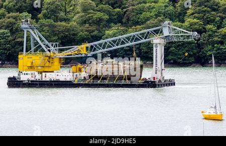 Relitto di peschereccio su gru di sollevamento ponte Lara 1 a Glandore Harbour, West Cork, Irlanda Foto Stock