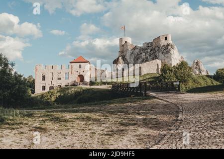 Rovine del castello medievale a Rabsztyn. Cracovia - Czestochowa Upland, Polonia. Foto Stock