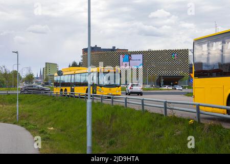 Vista ravvicinata degli autobus gialli della città sullo sfondo paesaggio di Uppsala. Svezia. Uppsala. Foto Stock