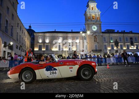 Parma, Italia. 17th giugno 2022. NÂ° 286 ROBERTO ANGELINO - EDOARDO ANGELINO (ITA) AUSTIN HEALEY 100/6 1957 Località : Piazza Garibaldi - Parma nel corso del 1000miglia, Historical Motors a Parma, Italy, June 17 2022 Credit: Independent Photo Agency/Alamy Live News Foto Stock