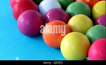 primo piano coloratissimo palle di gomma sullo sfondo Foto Stock