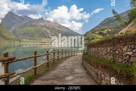 Vista sul lago di Molveno nel Parco Naturale Adamello - Brenta. Il lago si trova sulla riva del Molveno, ai piedi del gruppo Dolomiti di Brenta, in Italia Foto Stock