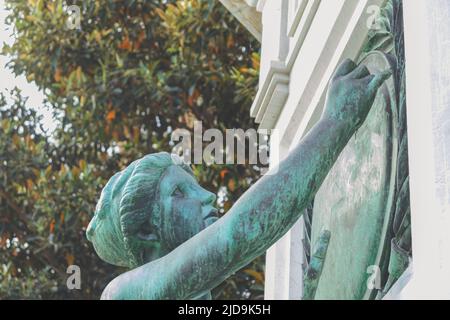 Nizza, Francia - 2022.06.12: Un dettaglio della Statua Massena, una giovane donna che personifica la Vittoria Foto Stock