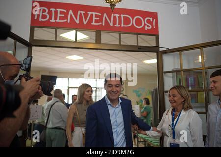 Malaga, Spagna. 19th giugno 2022. Leader del Partito popolare andaluso e candidato alla rielezione a capo del governo andaluso, Juan Manuel Moreno Bonilla, Si vede lasciare dopo aver espresso il suo voto durante le elezioni andaluse migliaia di andalusi sono chiamati a votare per un nuovo candidato a guidare il governo andaluso in mezzo alla frammentazione dello spettro politico di sinistra. Nonostante l'ascesa del partito spagnolo di estrema destra VOX, diversi sondaggi hanno messo il Partito popolare andaluso come il vincitore. Credit: SOPA Images Limited/Alamy Live News Foto Stock