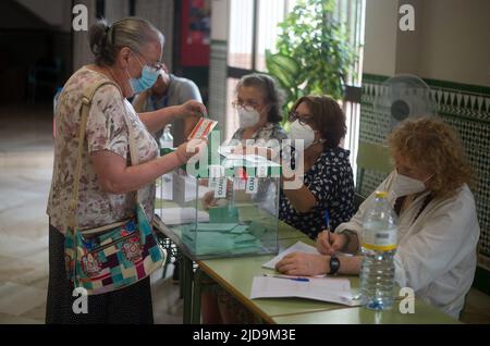 Malaga, Spagna. 19th giugno 2022. Una donna anziana è vista lanciare il suo voto durante le elezioni andaluse. Migliaia di andalusi sono chiamati a votare per un nuovo candidato che guiderà il governo andaluso nella frammentazione dello spettro politico di sinistra. Nonostante l'ascesa del partito spagnolo di estrema destra VOX, diversi sondaggi hanno messo il Partito popolare andaluso come il vincitore. Credit: SOPA Images Limited/Alamy Live News Foto Stock