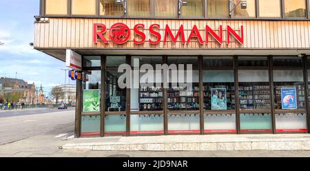 POLONIA, BYDGOSZCZ - 23 aprile 2022: Rossmann Drogeria Parfumeria Cosmetic Shop. Segnaletica della seconda catena di negozi di droga più grande della Germania Foto Stock