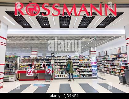 POLONIA, BYDGOSZCZ - 14 gennaio 2022: Rossmann Drogeria Parfumeria Cosmetic Shop. Segnaletica della seconda catena di negozi di droga più grande della Germania Foto Stock