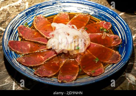 Un delizioso piatto giapponese, wagyu sashimi giapponese a fette sottili Foto Stock