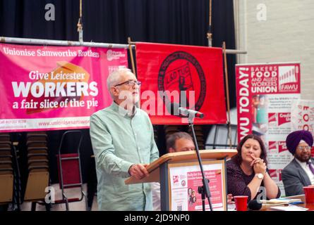 Jeremy Corbyn parla a un raduno per gli operai alimentari che chiedono una migliore retribuzione, pensione e condizioni attraverso il riconoscimento sindacale presso i fratelli Samworth. Foto Stock