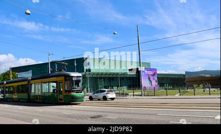 Tram verde e giallo che passa dal Centro musicale di Helsinki, Finlandia, 2022 giugno Foto Stock