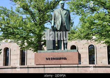 Statua di Pehr Evind Svinhufvud, ex presidente della Finlandia, di fronte al Parlamento finlandese a Helsinki, Finlandia, giugno 2022 Foto Stock