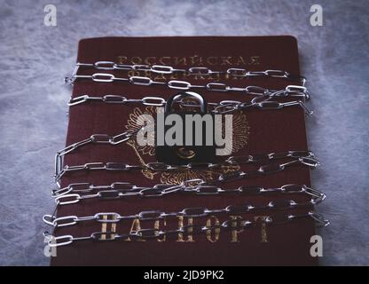 Divieto per i cittadini russi. Passaporto bloccato. Bordi chiusi. Restrizioni di viaggio per persone provenienti dalla Russia. Acquisto di biglietti all'estero. Foto Stock