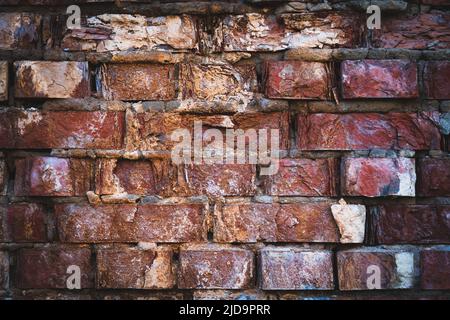 Muro di pietra con crepe profonde. Rompere il terreno. Siccità e conseguenze. Terra asciutta incrinata. Primo piano della texture. Foto Stock