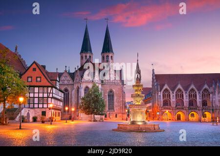 Brunswick, Germania. Immagine del paesaggio urbano del centro storico di Brunswick, Germania, con la chiesa di San Martini e il vecchio municipio al tramonto estivo. Foto Stock