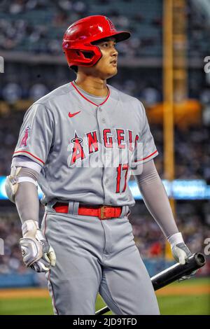 I Los Angeles Angels Shohei Ohtani (17) si dirigono verso il dugout durante una partita di baseball della MLB contro i Los Angeles Dodgers, mercoledì, giugno. 15, 2022, a Los Angeles. I Dodgers sconfissero gli Angels 4-1. (Kevin Terrell/immagine dello sport) Foto Stock