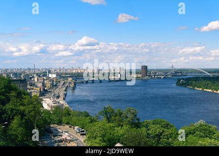 Kiev, Ucraina - 28 maggio 2022: Distretto di Podil. Vista sul fiume Dnieper, Piazza Poshtova Foto Stock